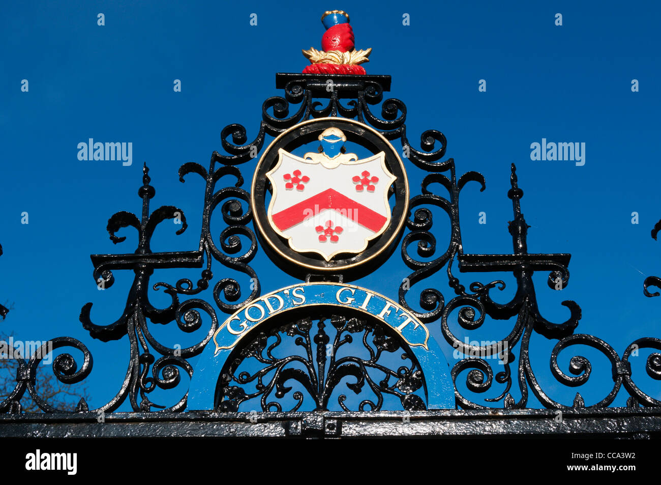 Protezione sopra i cancelli in ferro battuto all'entrata di Dulwich vecchio collegio. Foto Stock
