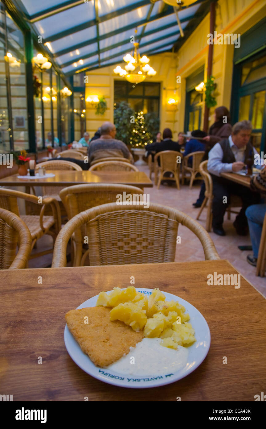 Smazeny syr il formaggio fritto con salsa tartara e patate lesse Havelska Koruna ristorante self service Old Town Prague Foto Stock