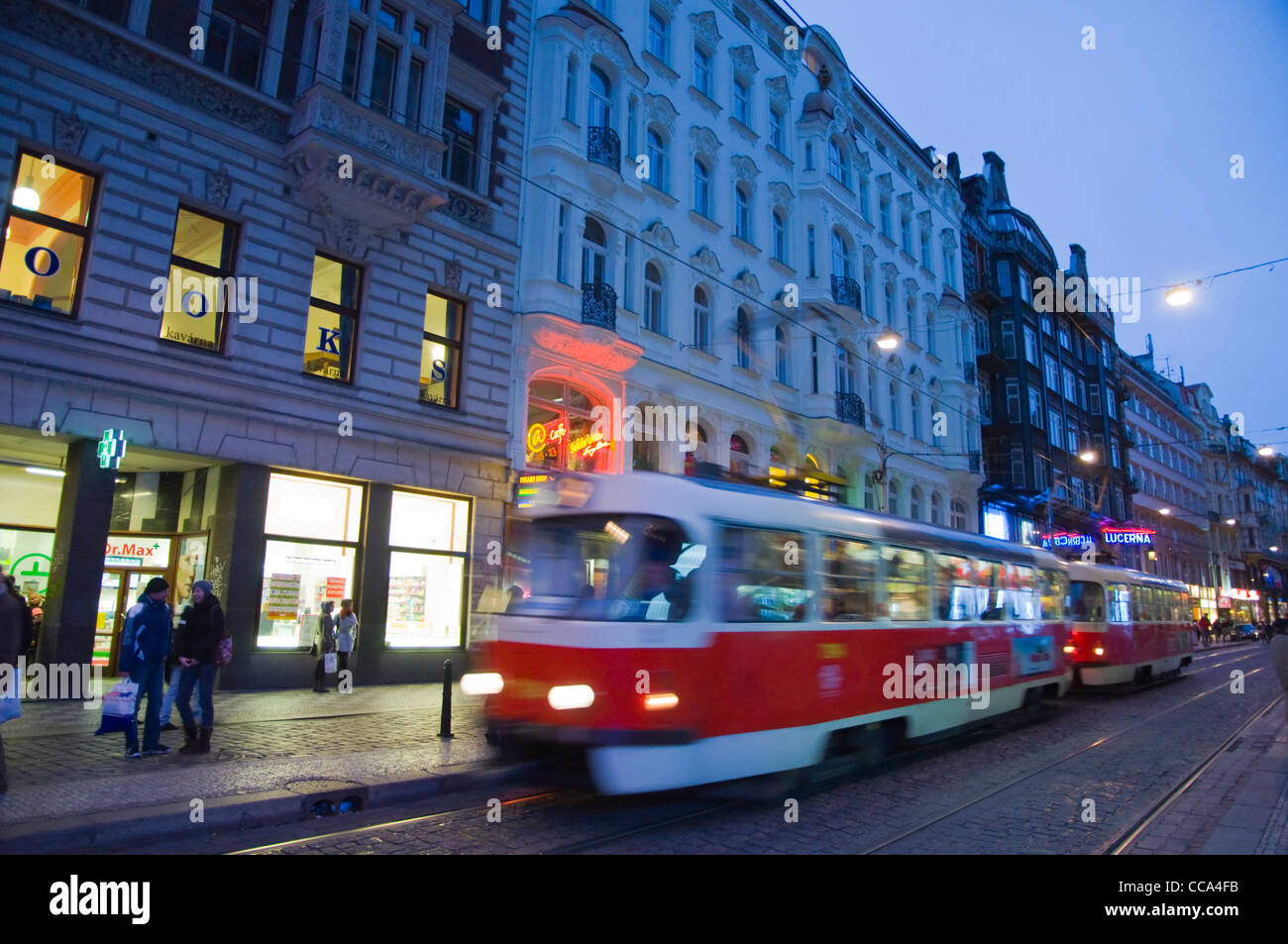 Il tram lungo la strada Vodickova città nuova di Praga Repubblica Ceca Europa Foto Stock