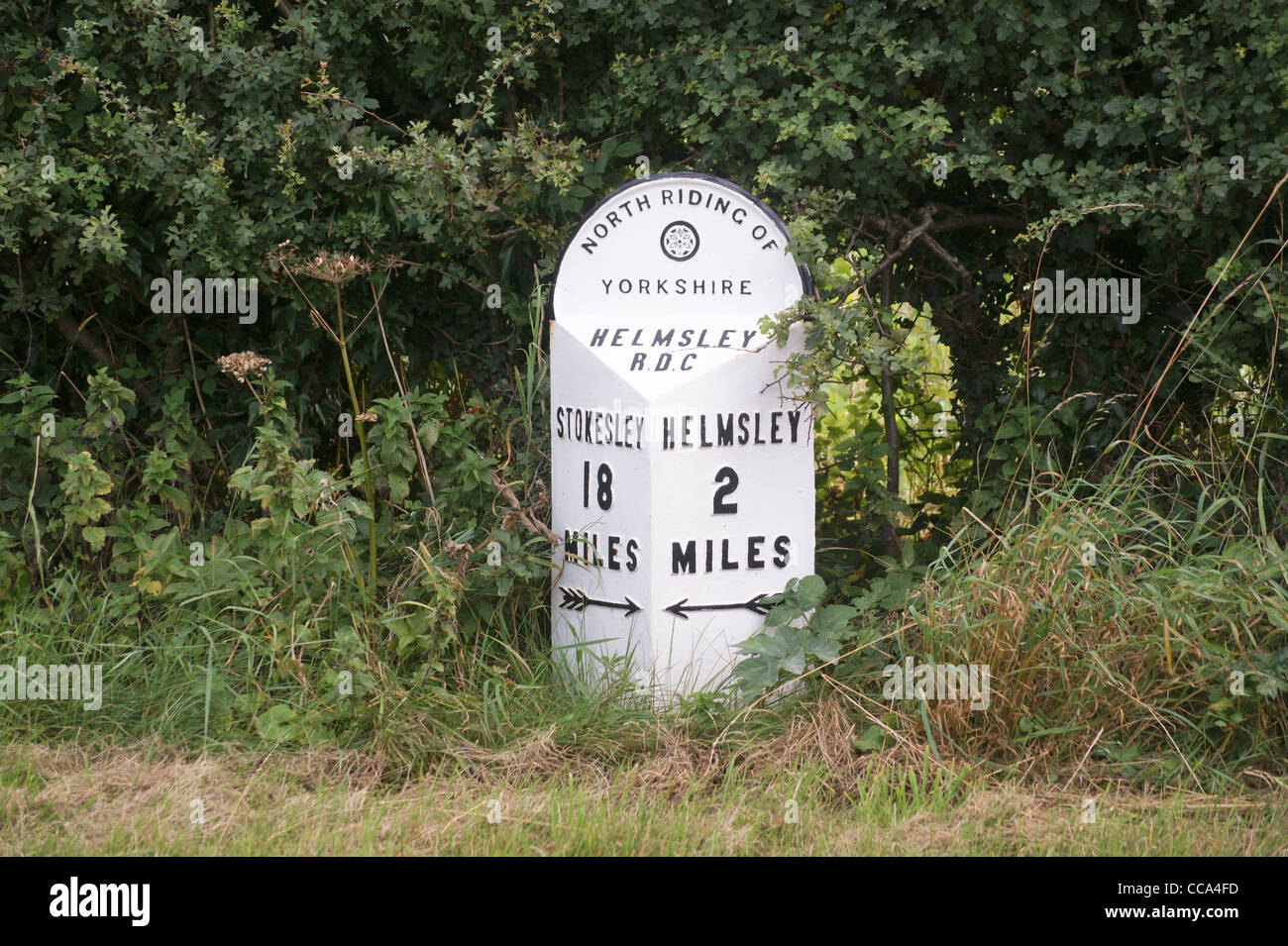 Ex Distretto Rurale Consiglio milepost ferro, 2 miglia a Helmsley, 18 miglia a Stokesley, North Riding, nello Yorkshire, Inghilterra Foto Stock