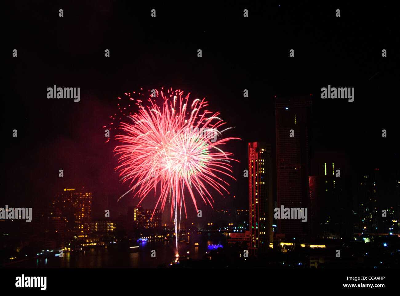 2012 Nuovo anno fuochi d'artificio oltre il Fiume Chao Phraya in Bangkok Foto Stock