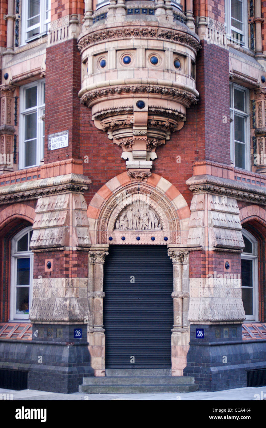 Southbank House, 1876-8 probabilmente da Robert Stark Wilkinson, ex Royal Doulton ceramica gres factory, Vauxhall a piedi, Lambeth, Londra, Inghilterra Foto Stock