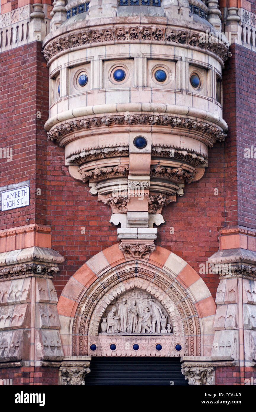 Southbank House, 1876-8 probabilmente da Robert Stark Wilkinson, ex Royal Doulton ceramica gres factory, Vauxhall a piedi, Lambeth, Londra, Inghilterra Foto Stock