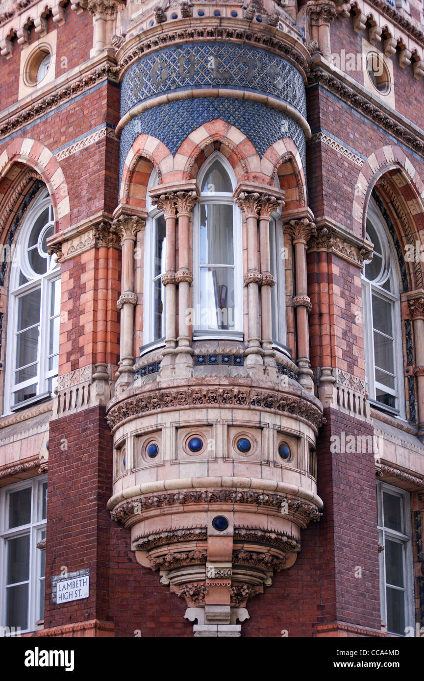 Southbank House, 1876-8 probabilmente da Robert Stark Wilkinson, ex Royal Doulton ceramica gres factory, Vauxhall a piedi, Lambeth, Londra, Inghilterra Foto Stock