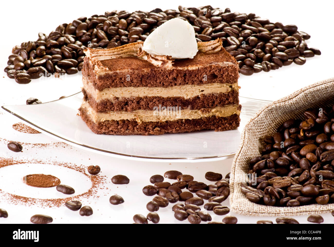Il tiramisù torta sulla piastra con i chicchi di caffè intorno Foto Stock