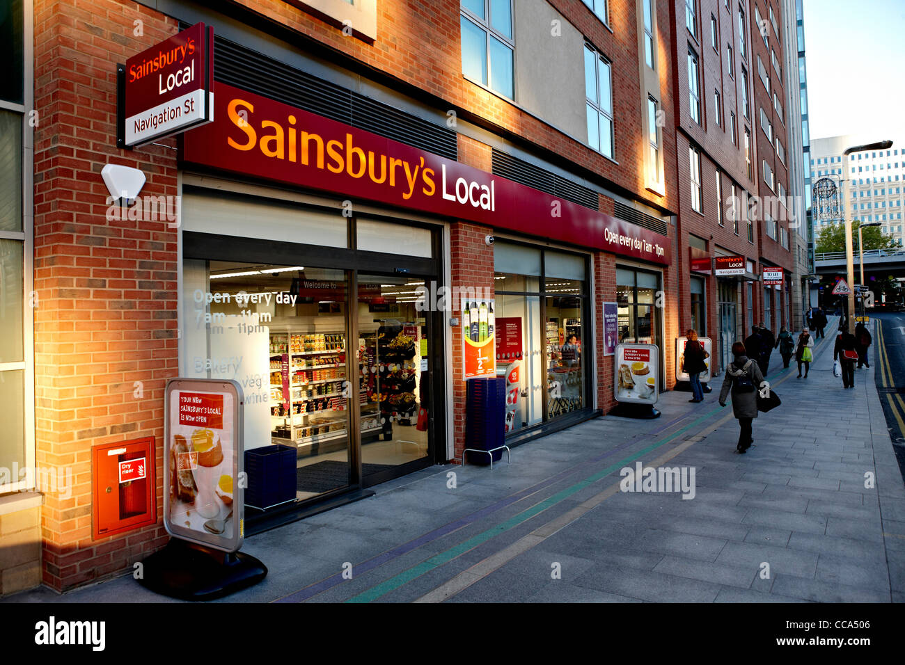 Esterno del Sainsbury's supermercato locale nella zona centrale di Birmingham, Regno Unito Foto Stock