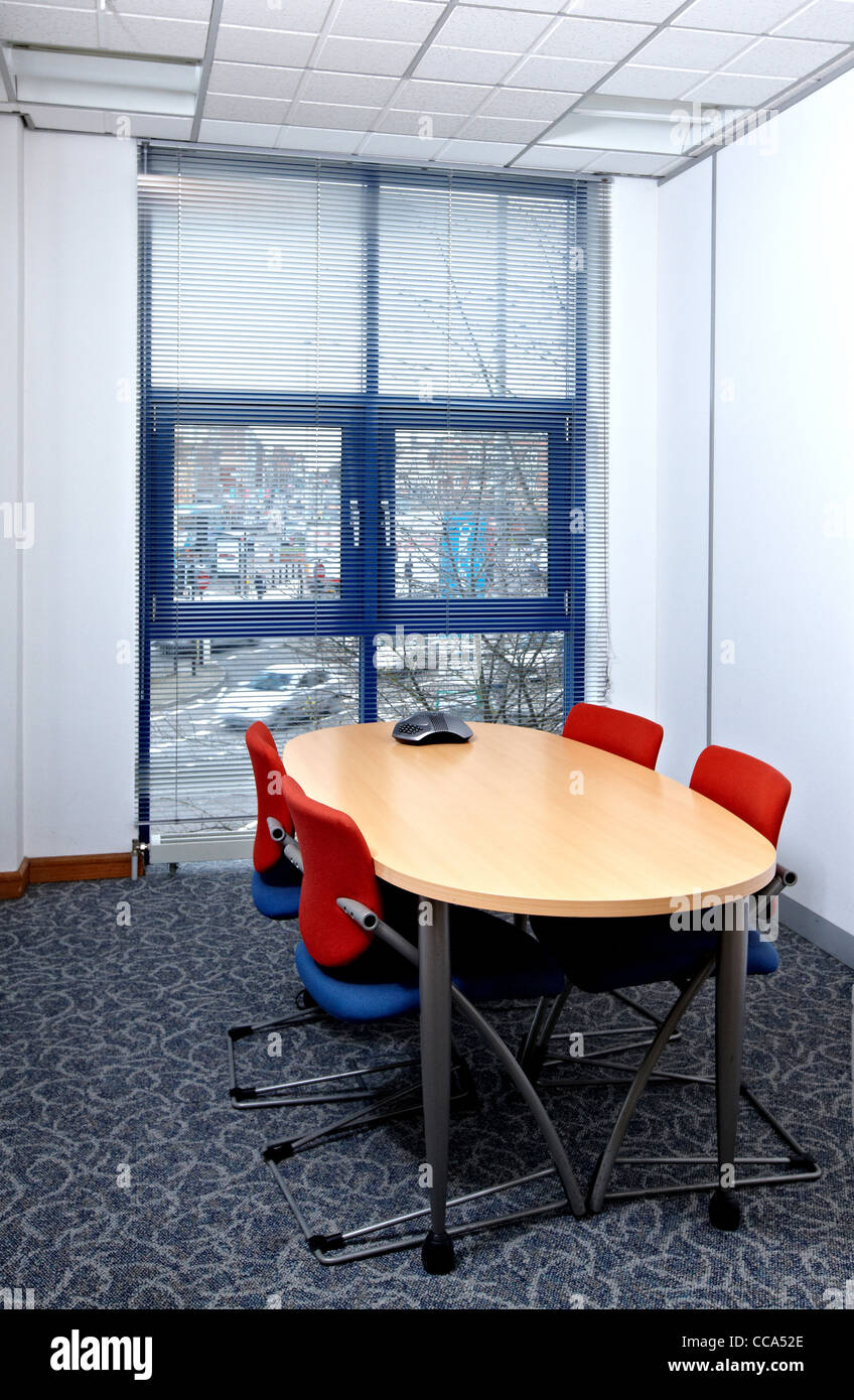 Interno di un ufficio sala riunioni che mostra un tavolo con le sedie e telefono. Foto Stock