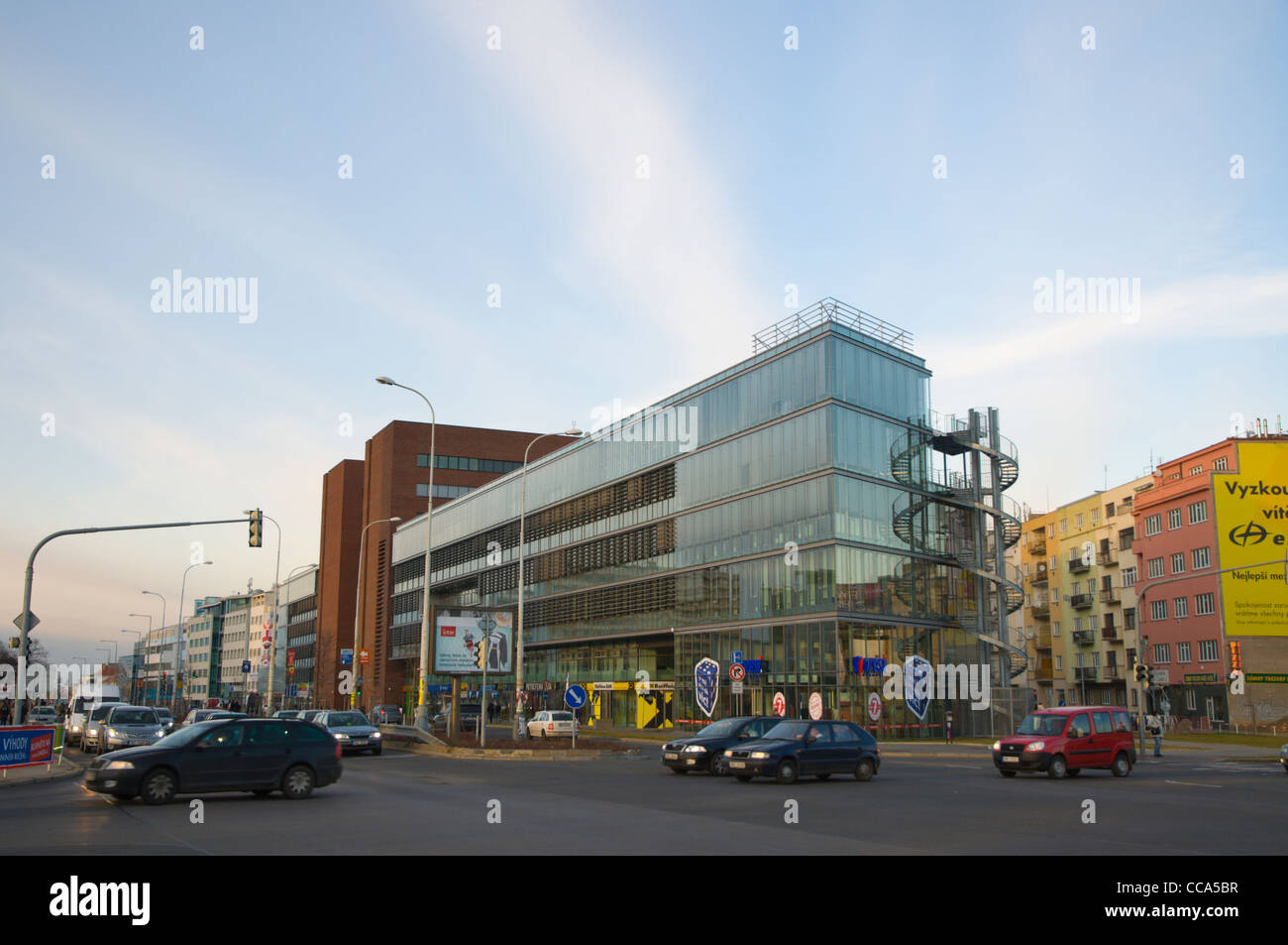 Il traffico in angolo di Na Pankraci e Na Strzi strade Pankrac quartiere Praga Repubblica Ceca Europa Foto Stock