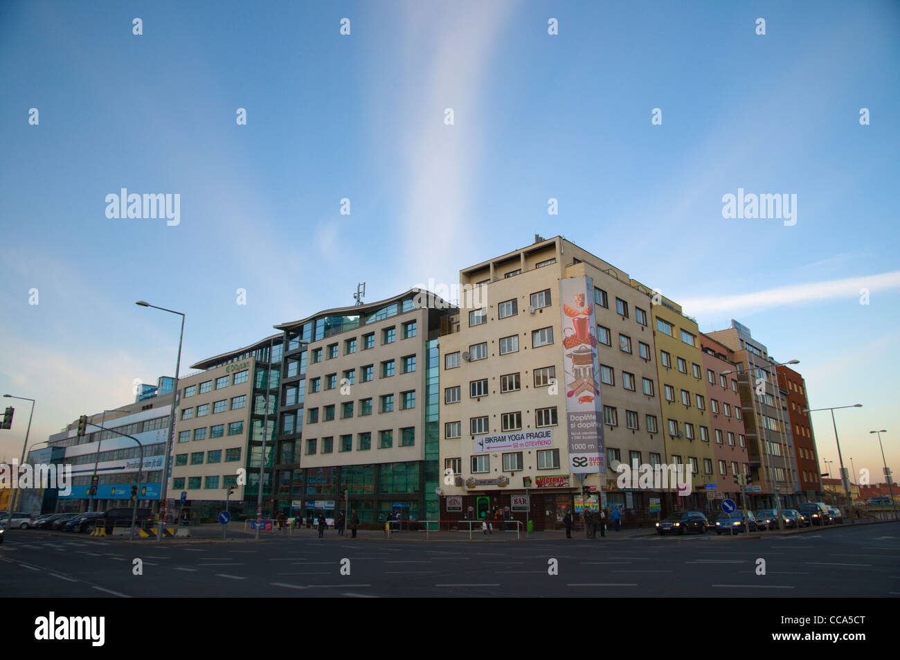 Il traffico in angolo di Na Pankraci e strade Hvezdova Pankrac quartiere Praga Repubblica Ceca Europa Foto Stock