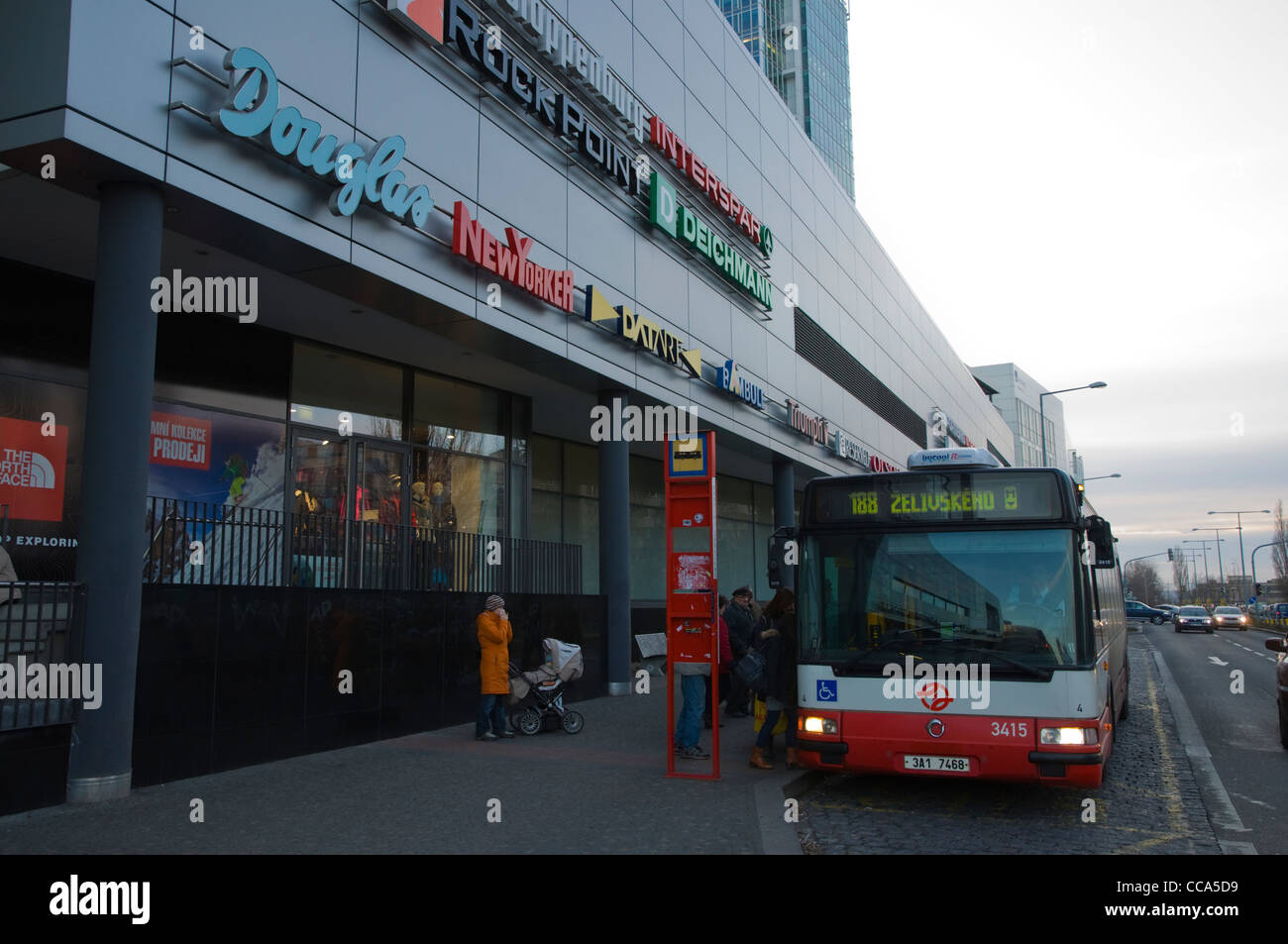 Fermata bus Pankrac quartiere Praga Repubblica Ceca Europa Foto Stock