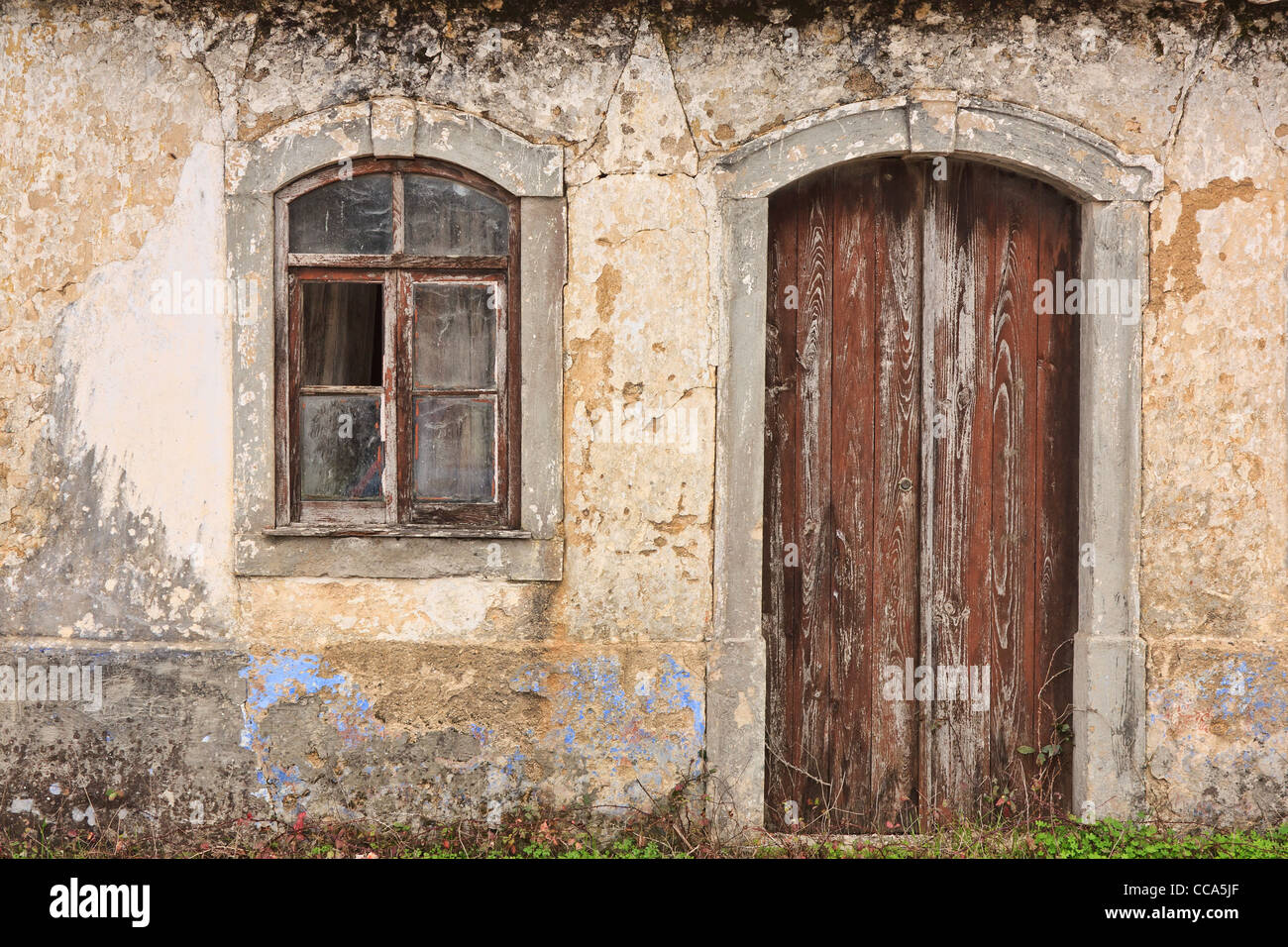 Bassa versione a colori della vecchia facciata abbandonati in Portogallo Foto Stock