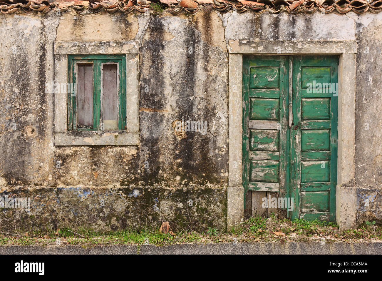 Bassa versione a colori della vecchia facciata abbandonati in Portogallo Foto Stock
