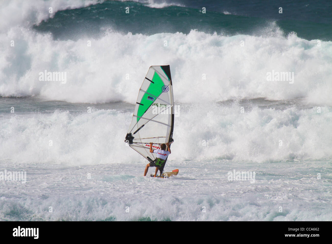 Gli appassionati di windsurf a Ho'okipa Beach, Maui, Hawaii. Foto Stock