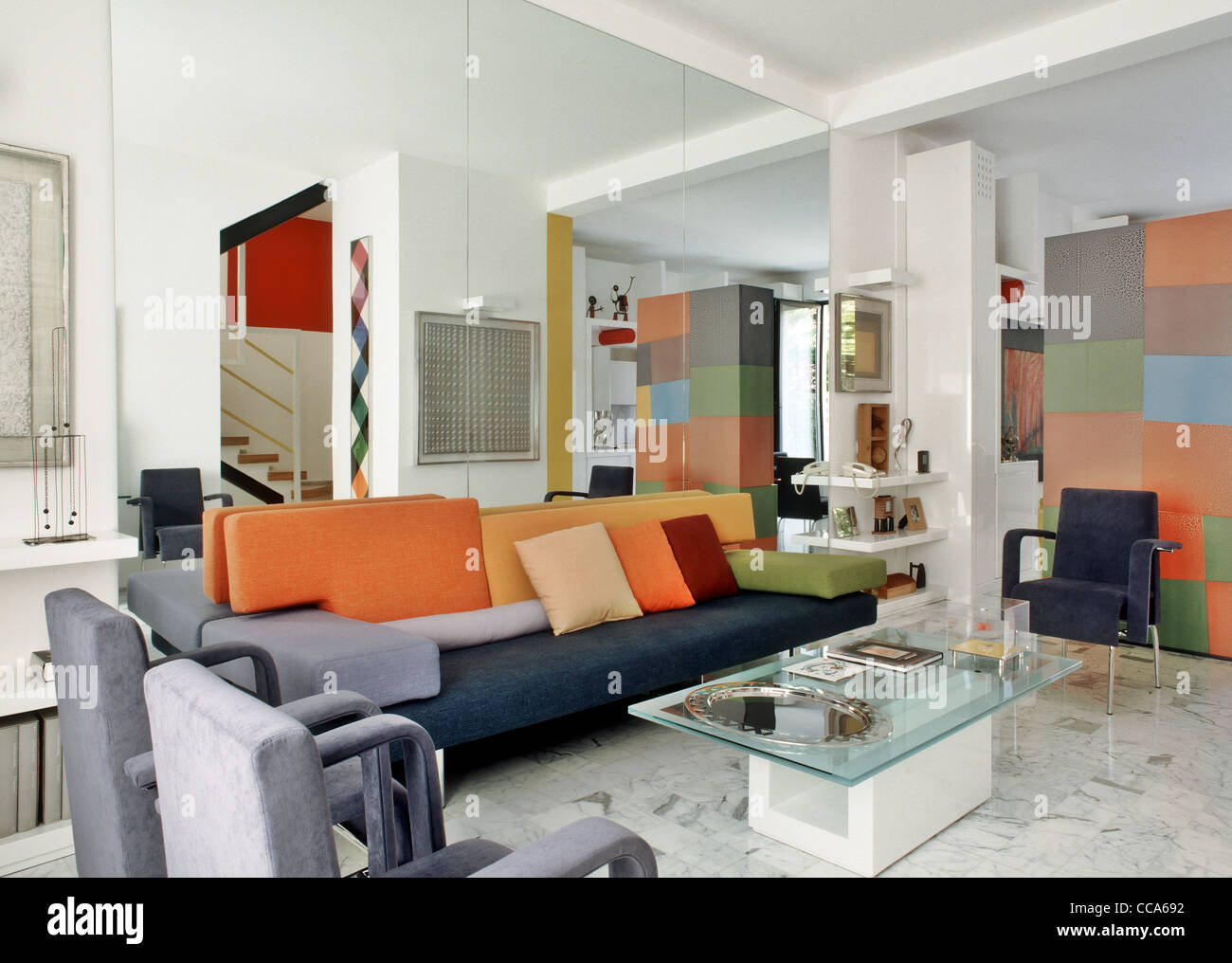 Soggiorno moderno con arredamento colorato , con pavimento di marmo Foto  stock - Alamy