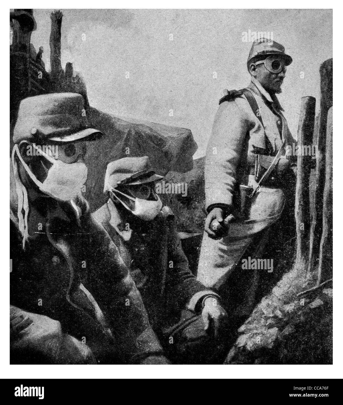 1916 Reno una guerra di trincea francese indossando maschere MASCHERAI gas asfissianti attacco tedesco gettare granate bomba respiratore gli occhiali di protezione Foto Stock