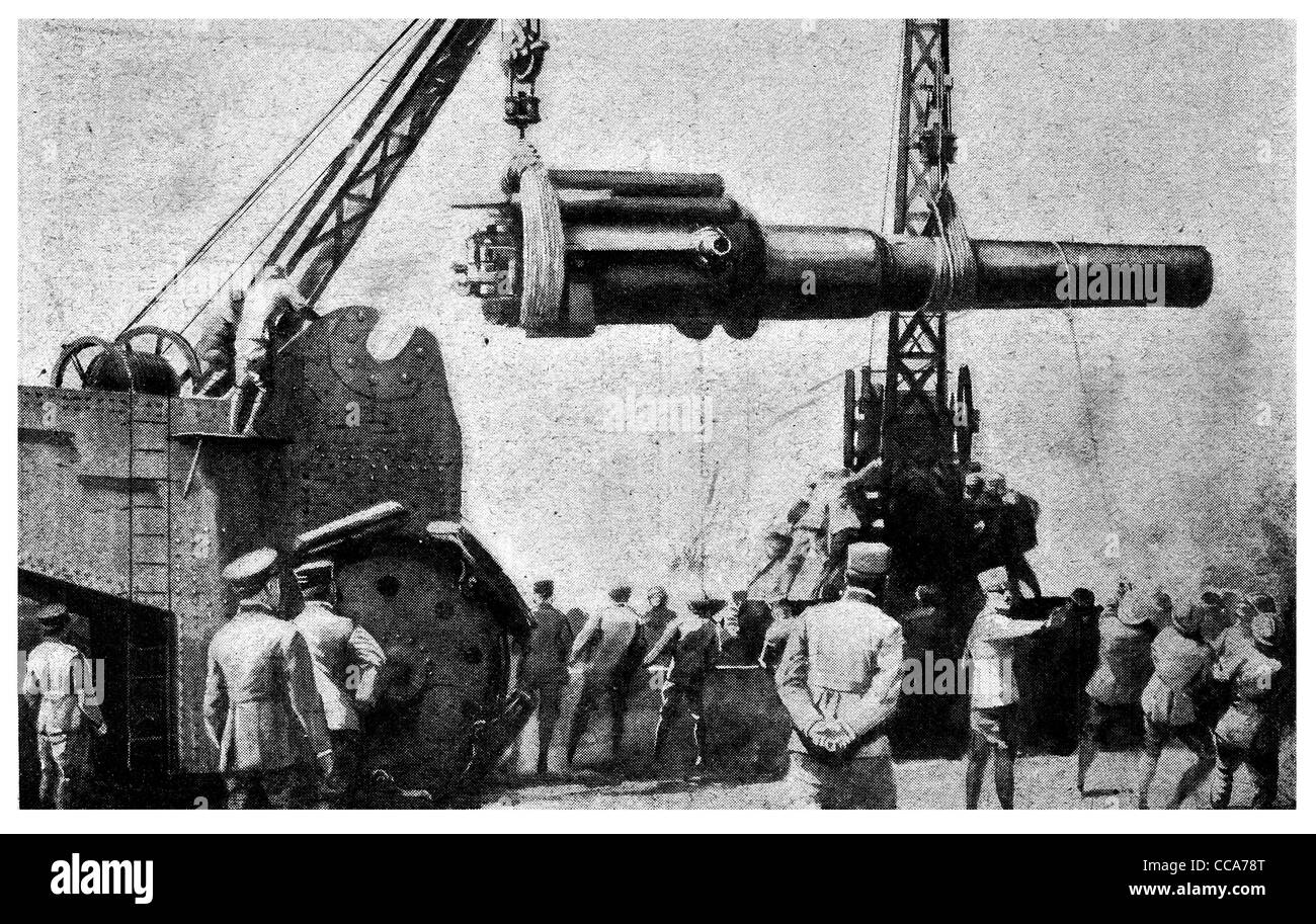 1918'artiglieria italiana grande obice muso 5 pollici di arma di calibro enorme gru gunner della batteria Foto Stock