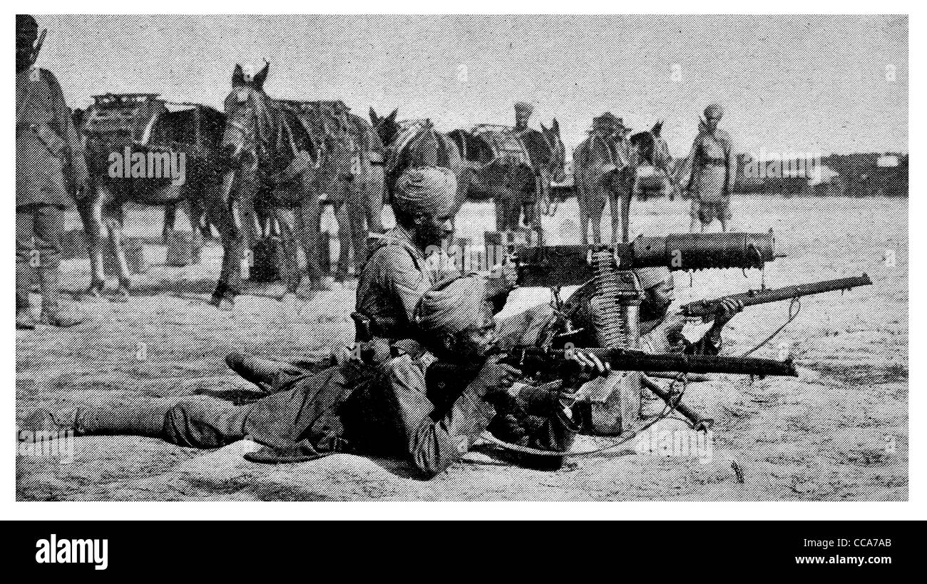 1915 Sikh Sikh Maxim tiratore mitragliatrice cartuccia nastro arma fucile munizioni proiettili nel deserto Foto Stock
