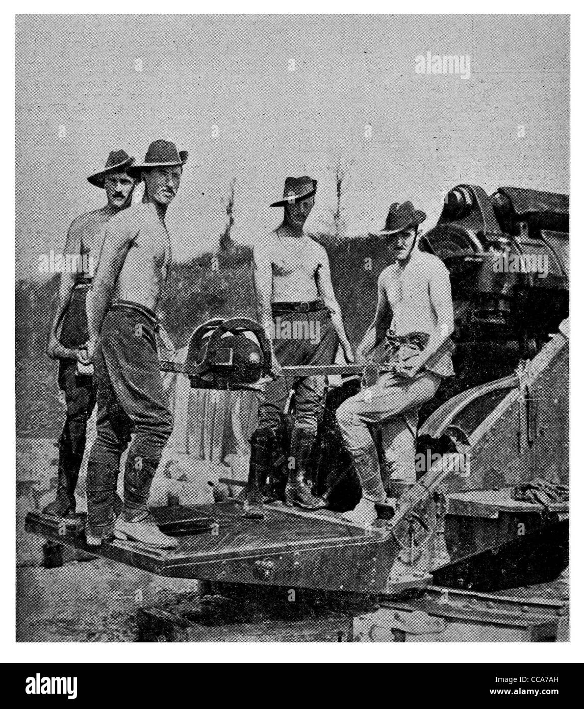 1916 calore estivo di artiglieria australiano Anzac gunner shell caricamento assedio deserto pistola sfolgorante sole bombardamento Nuova Zelanda linea anteriore Foto Stock