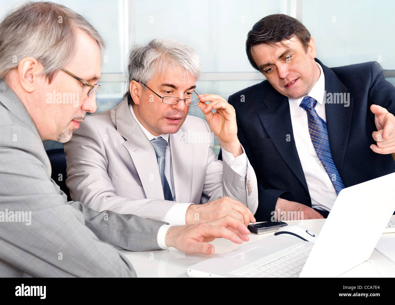 Ritratto di tre uomini di affari al computer. Sfondo di Office. Foto Stock