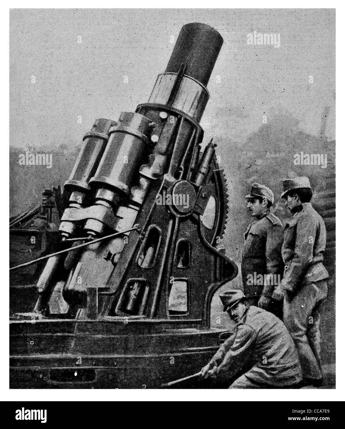 1915 gigante obice da assedio austriaco ordanace 12 pollici di peso superiore alle 28 tonnellate 1000 pound proiettile obiettivo di puntamento Foto Stock