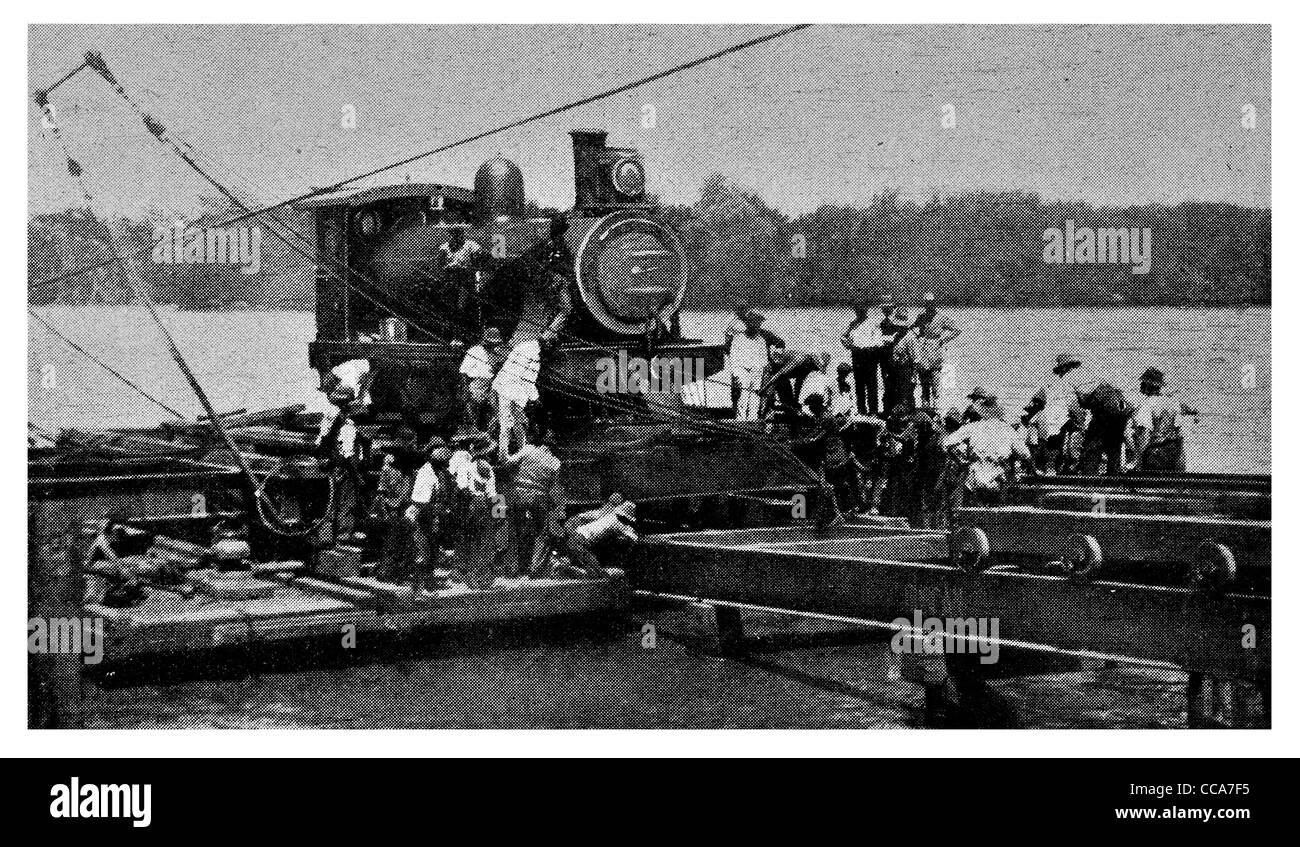 1915 Royal Australian ingegnere locomotiva pontooning fiume Orange treno a vapore motore pontone chiatta fiume crossing Foto Stock