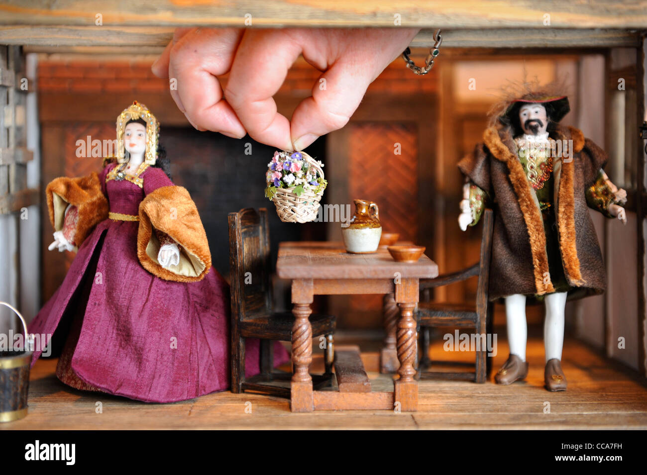 Meggitt Kit dispone di elementi in suo Tudor aristocratici camera solare visualizzati a 'miniatura' - La casa delle bambole in miniatura e modellin Foto Stock