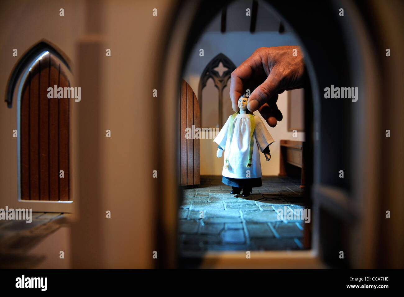 Un vicario dalla Wooside bambole è posto all'interno di 'Chiesa di Tutti i Santi " da Barbara cornici a 'miniatura' - La casa delle bambole e miniat Foto Stock