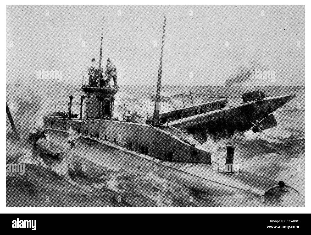 1918 sommergibile tedesco di costipazione U barca sea crash speronato tattica disaster capitano Royal Navy Naval periscope relitto scatafascio Foto Stock