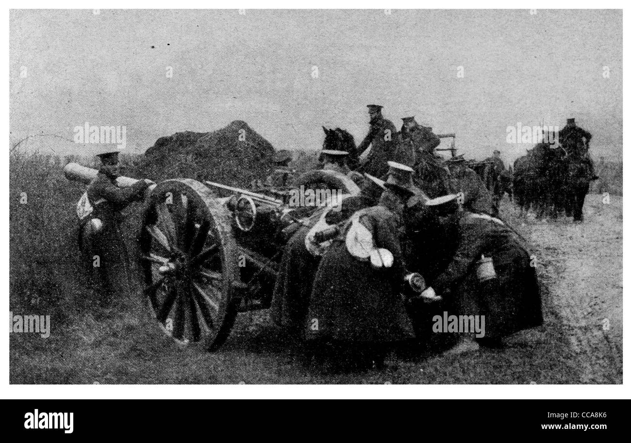 1915 francese 4,7 pollici pistola cannone di artiglieria gunner gunners violazione di caricamento obice nascosto obiettivo di puntamento strada di campagna della cavalleria Foto Stock