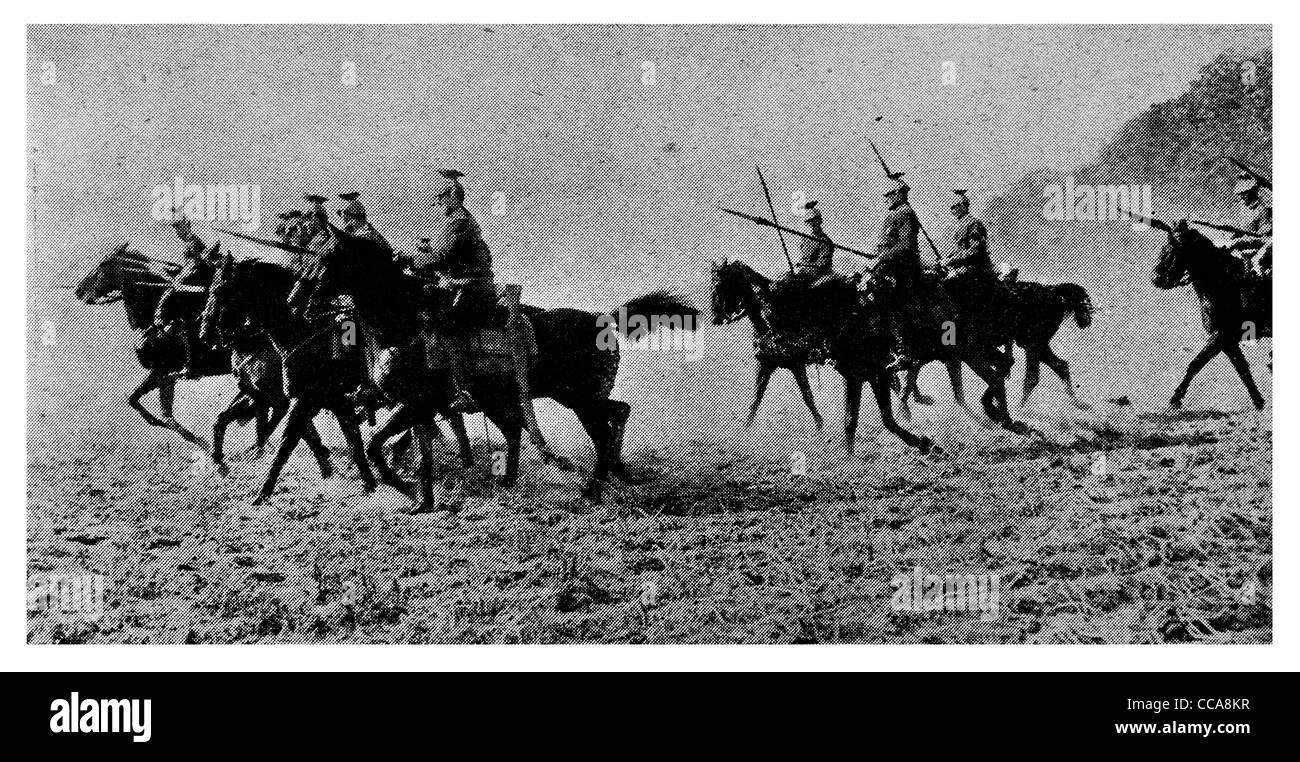 1915 Uhlan tedesca carica di cavalleria battaglia verso la fanteria francese lancia saber campo cavallo carica sella montata officer Foto Stock