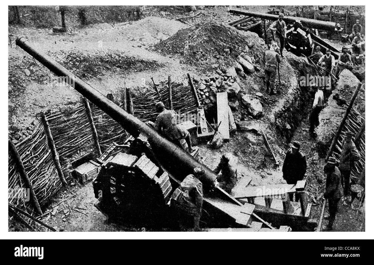 1915 Italiano assedio pistola arma artiglieria trincea gunner gunners pit bombardamento bombardamento bombardamento cannoni cannon Foto Stock