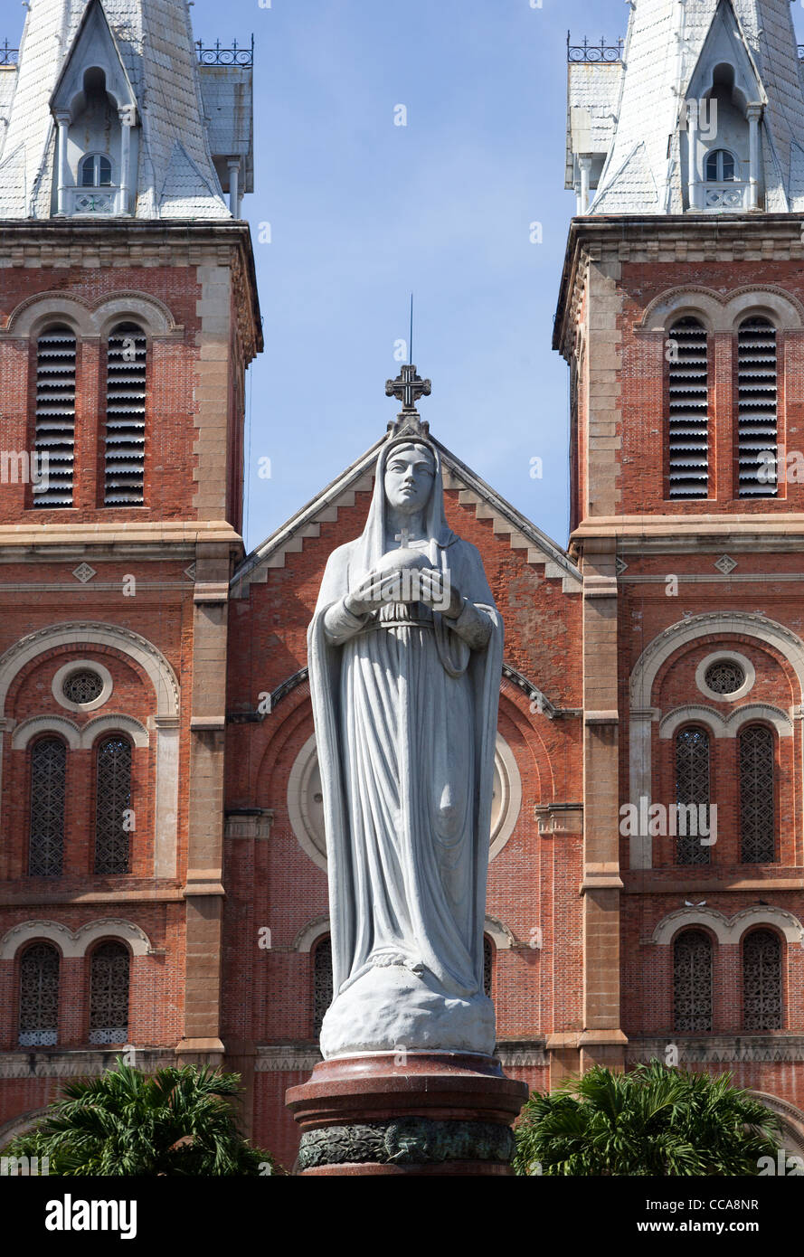Staue della Vergine Maria di fronte alla cattedrale di Notre Dame a Ho Chi Minh City Vietnam Foto Stock