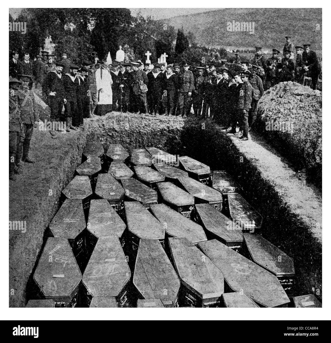 1915 Queenstown Irlanda 64 bara cofani funebri massa tomba cerimonia grave uccisi nel cimitero di azione triste sacerdote chiesa sepoltura Foto Stock