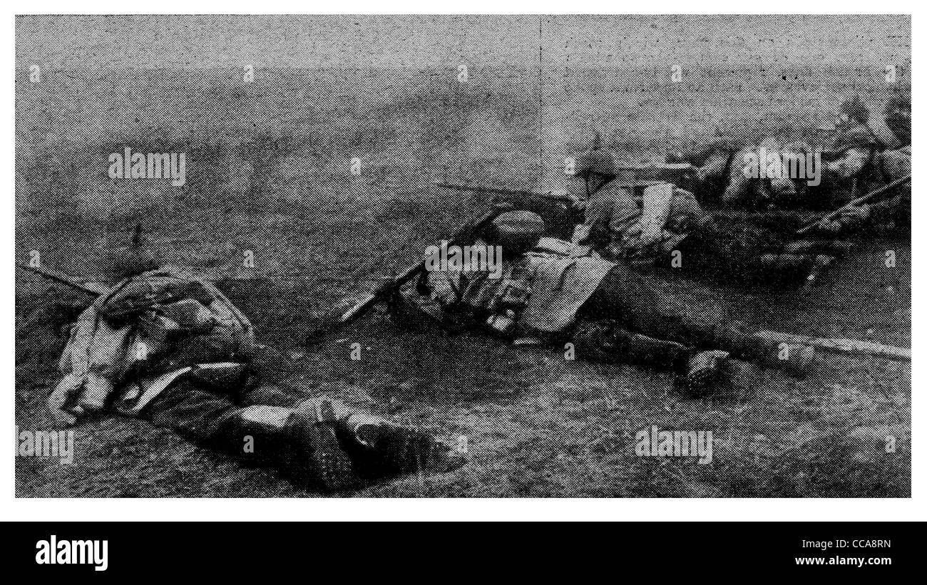 1915 fanteria tedesca fucile coperchio anticipo artiglieria strisciando crawl linea anteriore trincea di campo Foto Stock