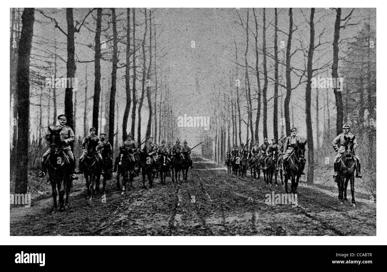 1915 Hun Tedesco Turco partito scouting Belgio scout dirt track road cavalleria montato a cavallo Equitazione rider fangoso di fango fucile di corsia Foto Stock