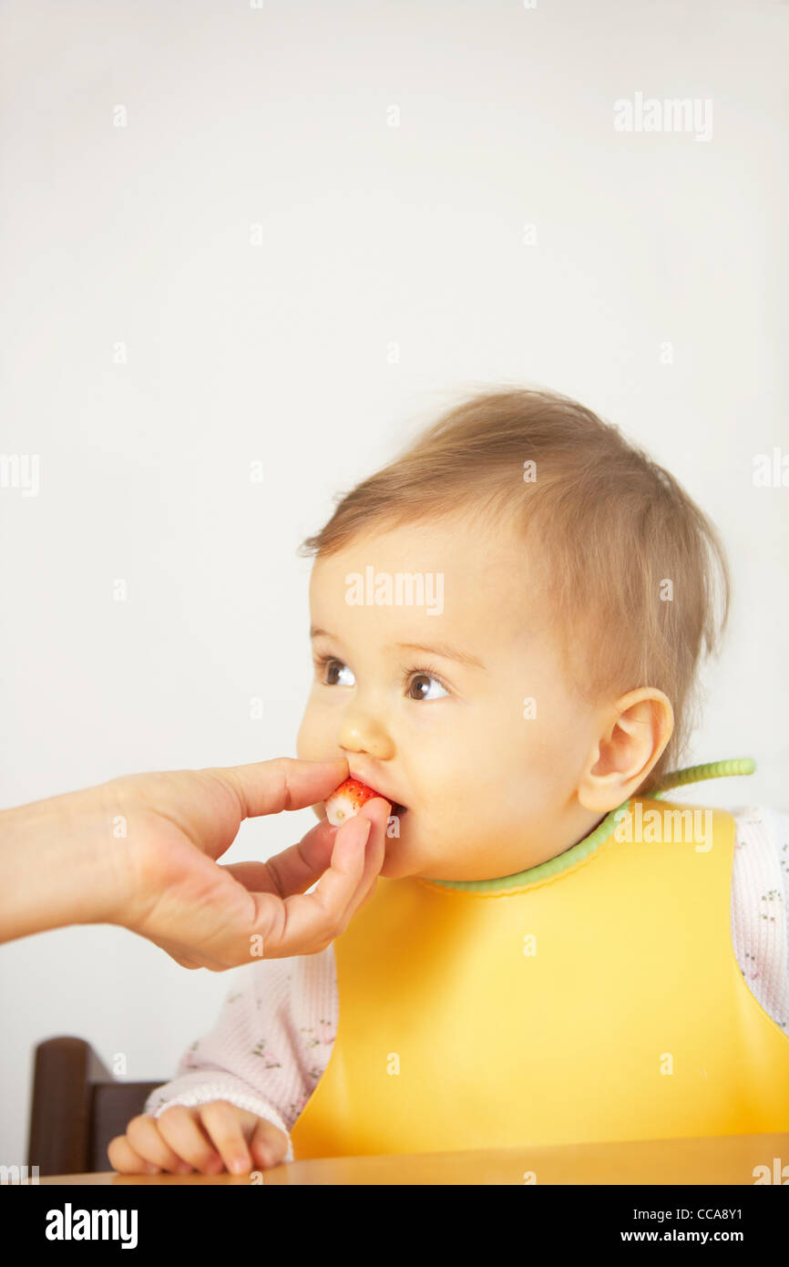 Baby girl essendo alimentato Foto Stock