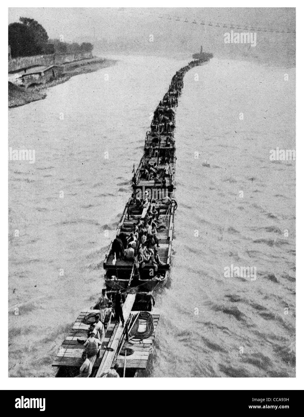 1915 francese ingegneri militari pontoon bridge trainato fino fiume linea alimentazione barge boat il traino di nave da trasporto munizioni cargo Foto Stock