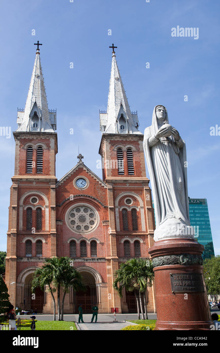 Staue della Vergine Maria di fronte alla cattedrale di Notre Dame a Ho Chi Minh City Vietnam Foto Stock