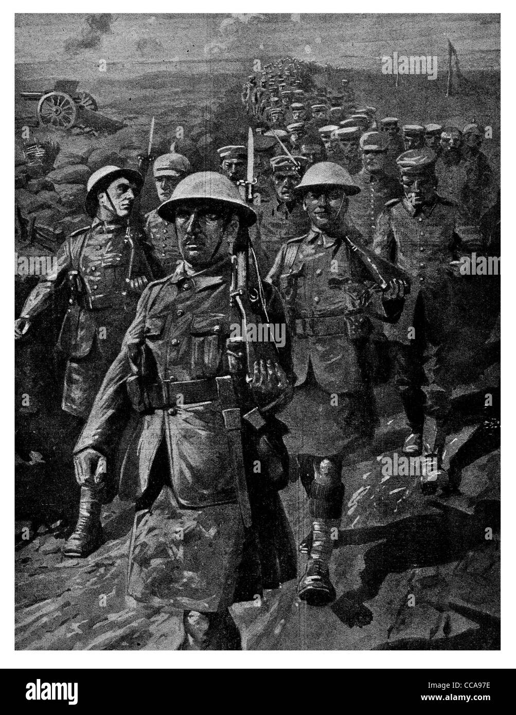 1916 600 prigionieri tedeschi custodito 3 tall Gli uomini britannici del prigioniero di guerra a baionetta fucile marching artiglieria linea anteriore marzo escort Foto Stock