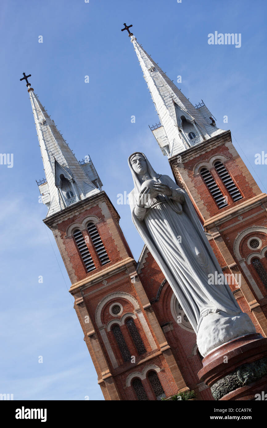 Statua della Vergine Maria alla Vergine Maria di fronte alla cattedrale di Notre Dame a Ho Chi Minh City Vietnam Foto Stock