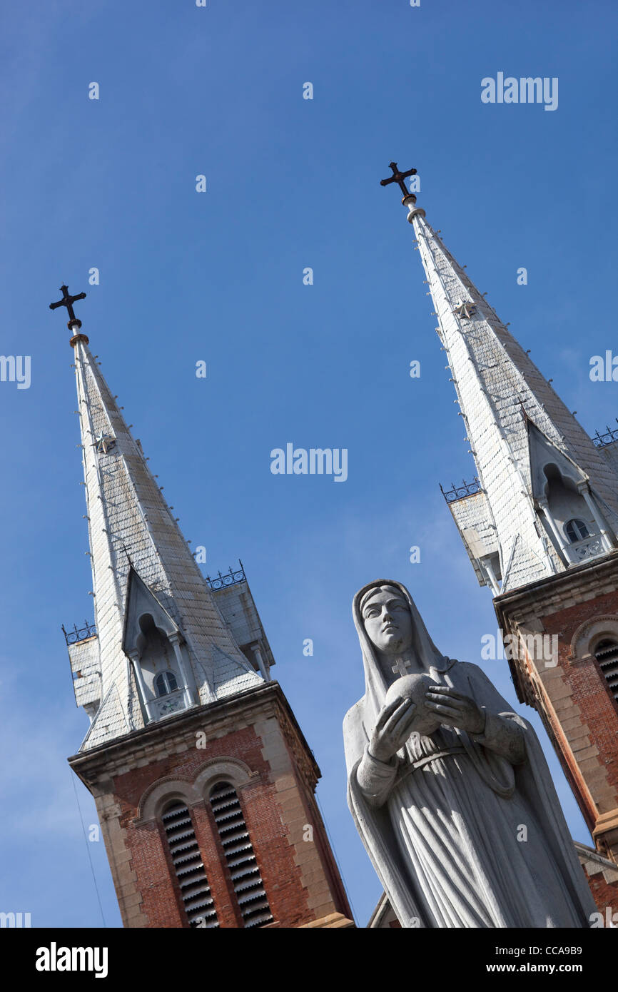 Statua della Vergine Maria alla Vergine Maria di fronte alla cattedrale di Notre Dame a Ho Chi Minh City Vietnam Foto Stock