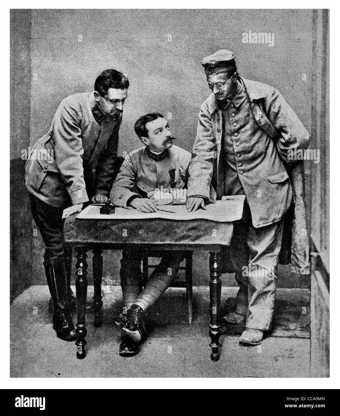1916 Tedesco traditore trickster spy spies ufficiale francese interroga il prigioniero di interrogazione interrogatorio di report di intelligence Foto Stock