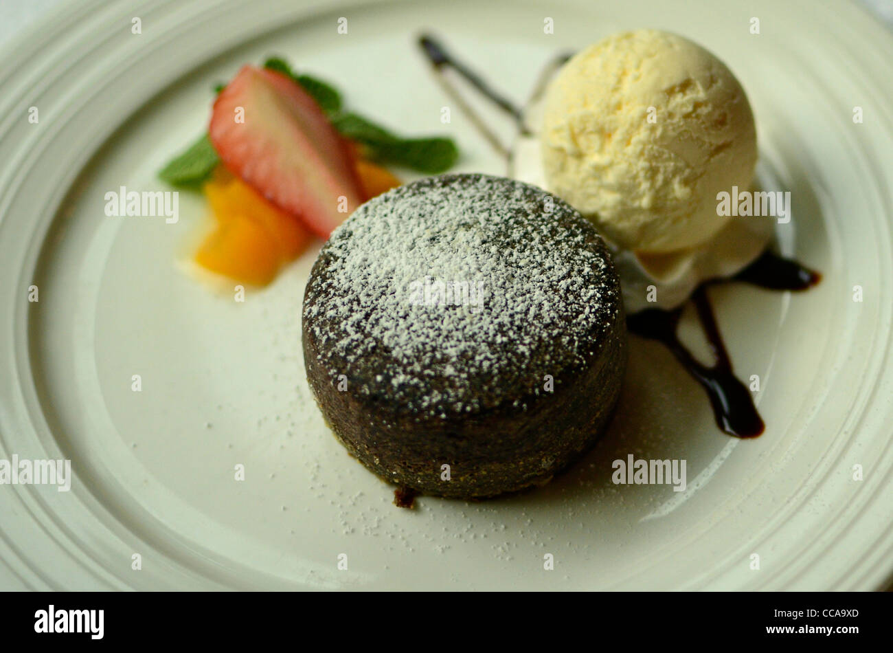 Torta al cioccolato e gelato Foto Stock