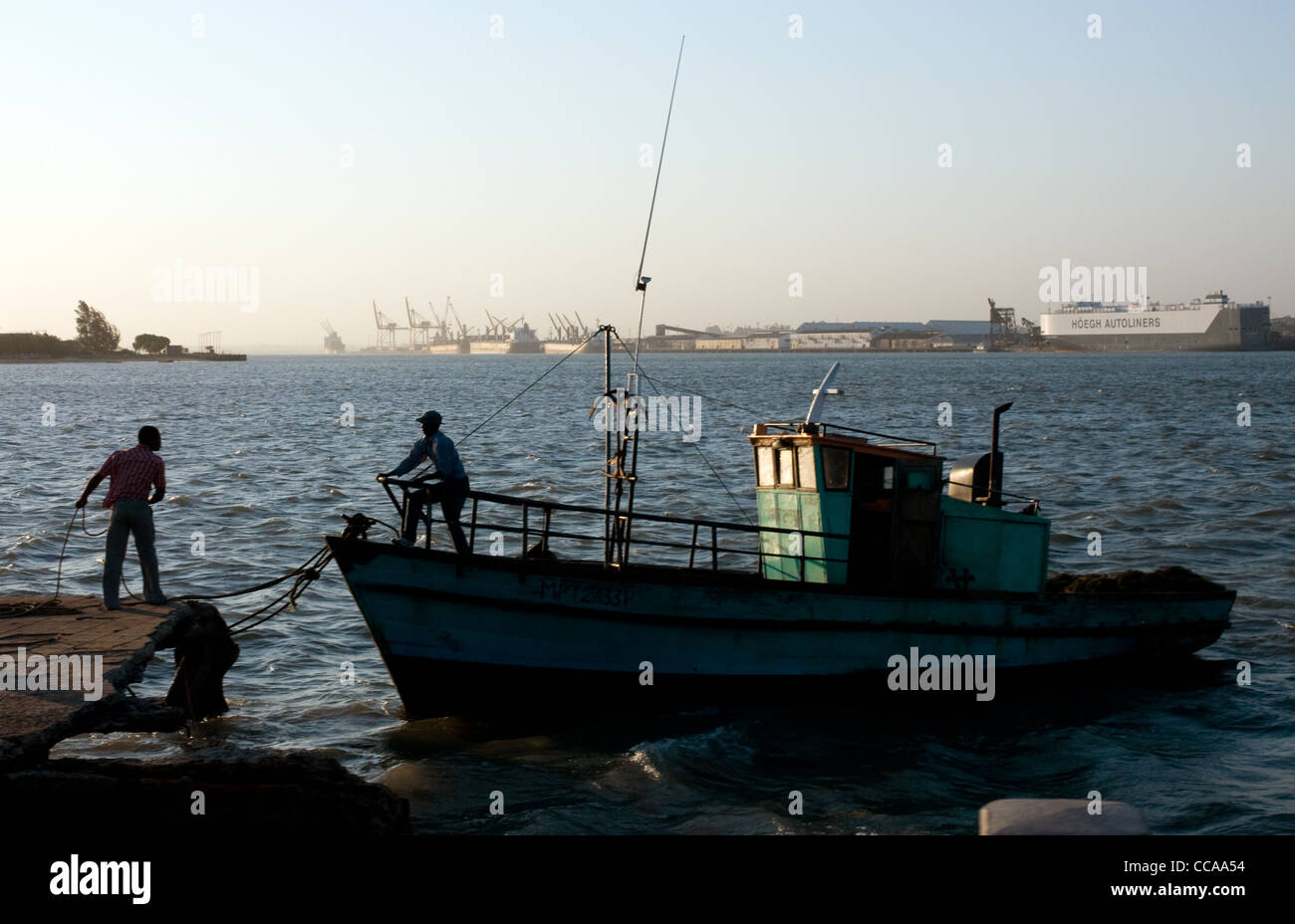 Gli uomini di attracco di una barca da pesca, katembe Harbour, Maputo, Mozambico Foto Stock