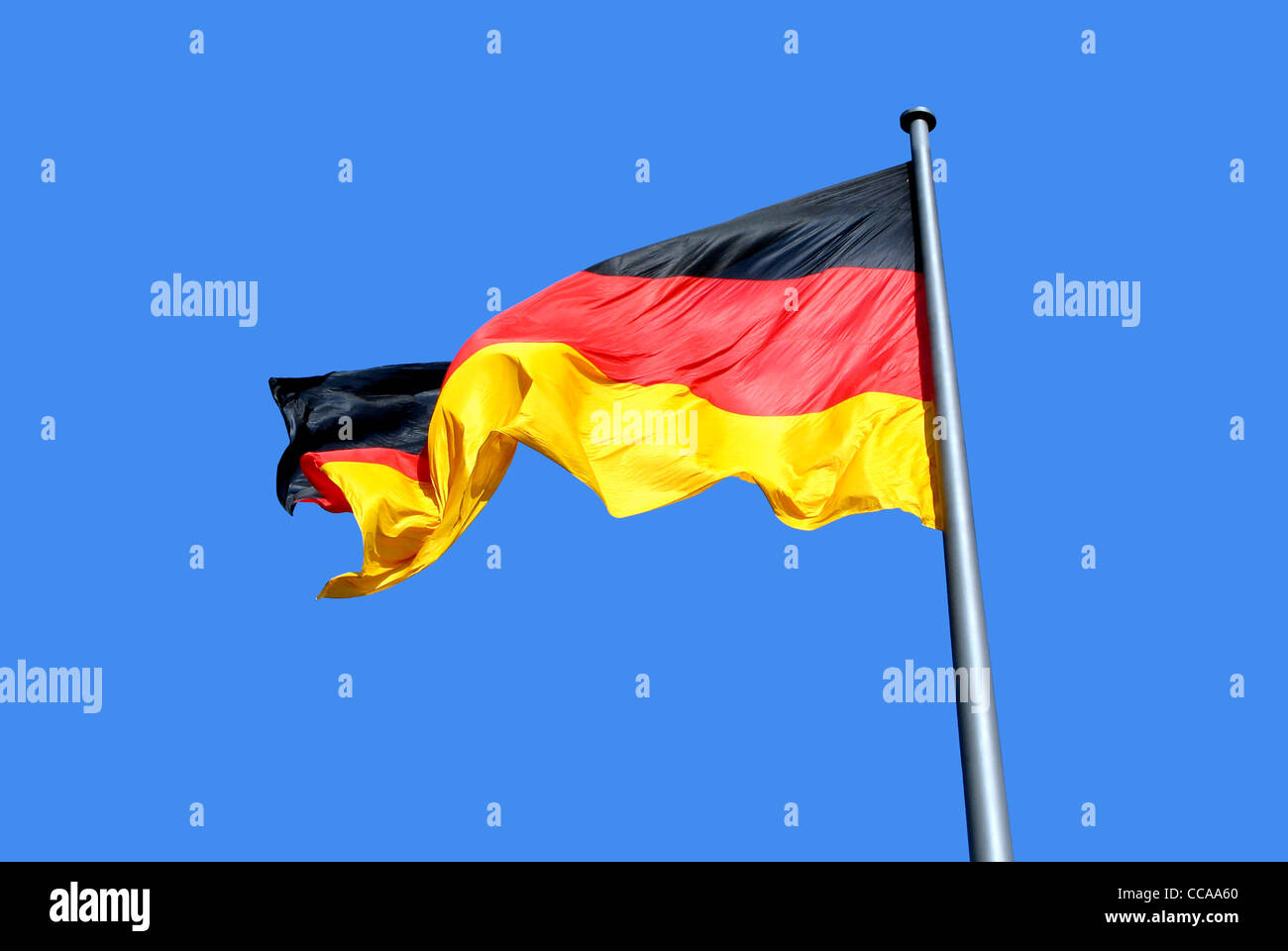 Nazionale tedesco di bandiera nella parte anteriore del cielo azzurro di Berlino. Foto Stock