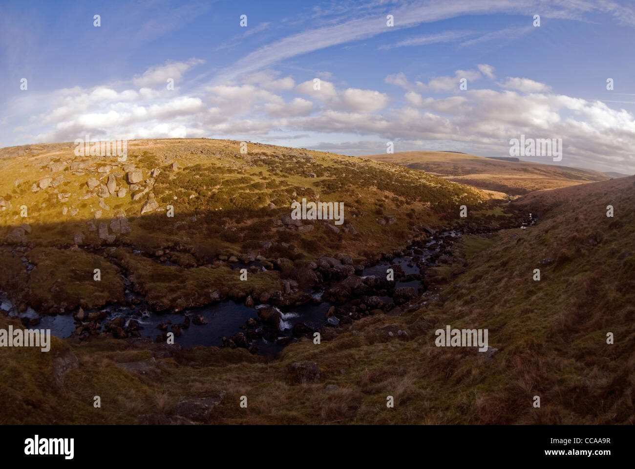 Il boulder disseminate di facciata ripida Valle dell'Oriente Dart River al di sopra di due ponti, Parco Nazionale di Dartmoor, Devon, Inghilterra. Foto Stock