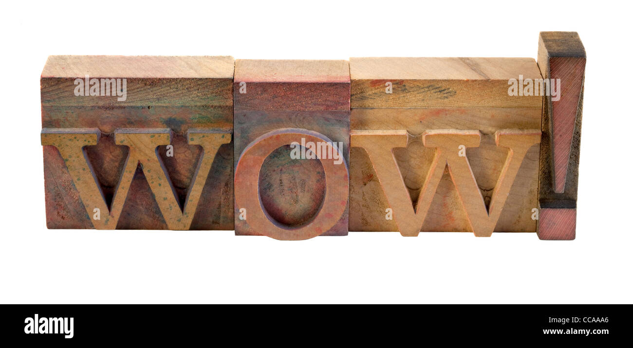 La parola esclamativo Wow in legno vintage rilievografia tipo blocchi, macchiata di inchiostri a colori, isolato su bianco Foto Stock