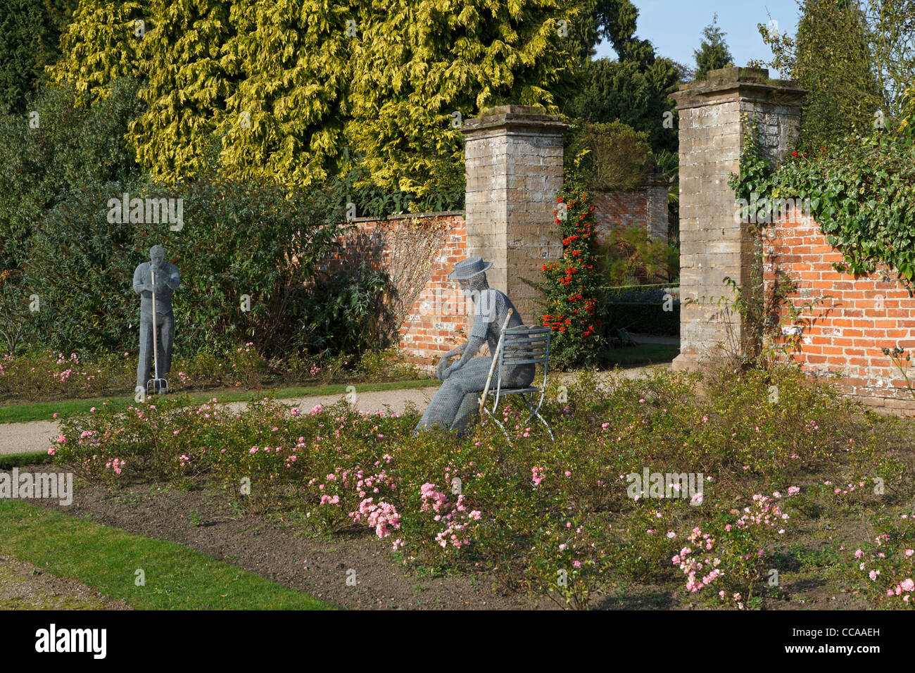 La Newstead Abbey, Nottinghamshire. Whimsical filo sculture nel Giardino di Rose in autunno. Foto Stock