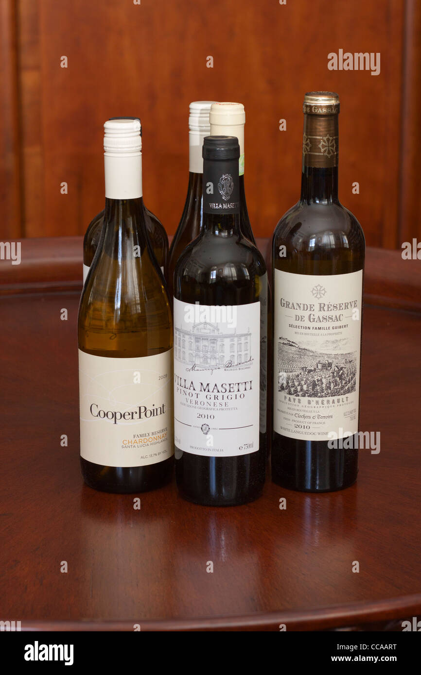 Bottiglie di vino bianco su un tavolo Foto Stock