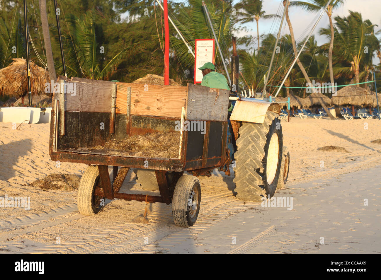 Spiaggia di carrello di pulizia sul complesso turistico della Repubblica Dominicana Foto Stock